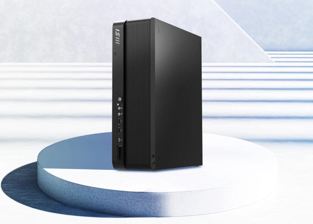 Komputer MSI Pro DP80 A14G-088EU Czarna, pionowa obudowa komputera stacjonarnego typu Small Form Factor stoi na białym, okrągłym podeście. Tło stanowią jasne, schodkowe formy przypominające nowoczesną architekturę, opis
