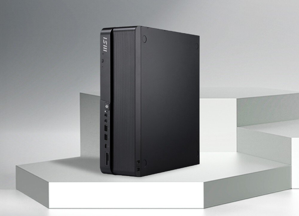 Komputer MSI Pro DP80 A14G-088EU Czarna obudowa komputera w pozycji pionowej, zaprezentowana na tle białych, geometrycznych brył przypominających schody, pamięć RAM, rozbudowa