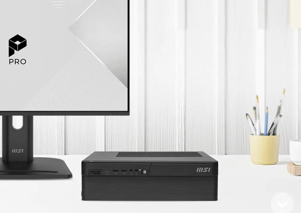 Komputer MSI Pro DP80 A14G-088EU Komputer w czarnej obudowie leży poziomo na białym biurku przed monitorem. W tle widoczna jest biała ściana z pionowymi listwami oraz żółty kubek z przyborami do pisania, łączność bezprzewodowa, Wi-Fi, Bluetooth