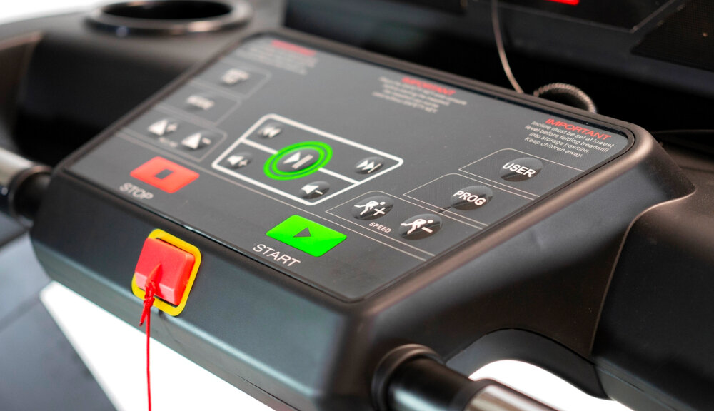 Bieżnia elektryczna BH FITNESS RS1000 2574W 22km-h zbliżenie na komputer treningowy komputer treningowy 3 programy HRC sterowane tętnem 3 programy użytkownika 8 standardowych planów ćwiczeń funkcja testu sprawności badanie tkanki tłuszczowej BF stałe monitorowanie postępów dostosowywanie treningu do indywidualnych potrzeb