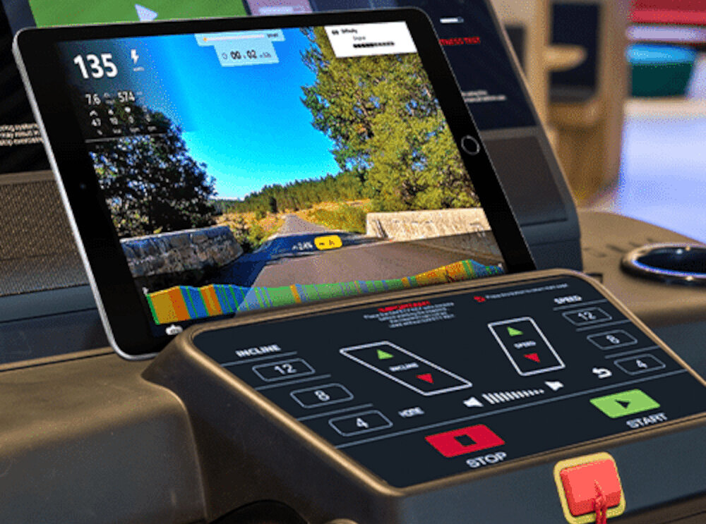 Bieżnia elektryczna BH FITNESS RS1000 2574W 22km-h tabklet na uchwytcie z włączoną aplikacją system i.Concept FTMS łączność z aplikacjami Zwift i Kinomap śledzenie wyników w czasie rzeczywistym analiza postępów bieganie po wirtualnych trasach interaktywne wyzwania