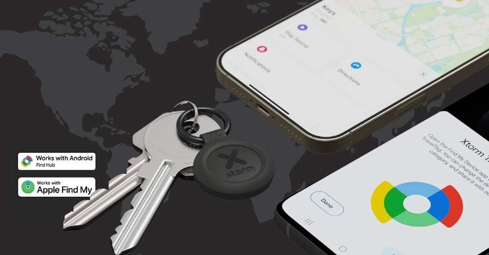 Lokalizator XTORM TravelTag XTAG2GA11 Czarny, iOS, Android, FindMy, reset, Lokalizator Xtorm przy kluczach obok telefonu z mapą.