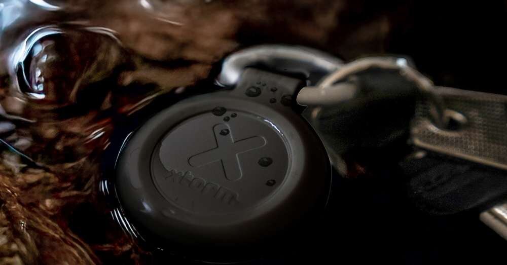 Lokalizator XTORM TravelTag XTAG2GA11 Czarny, IP64, recykling, etui, brelok, Wodoodporny lokalizator Xtorm przy kluczach w wodzie.