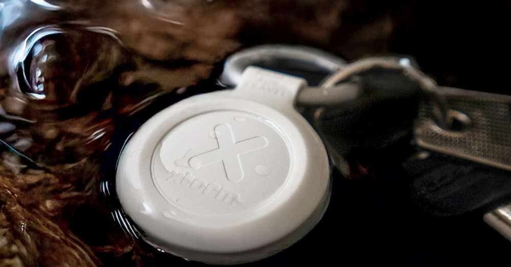 Lokalizator XTORM TravelTag XTAG2GA10 Biały (3 szt.), IP64, recykling, etui, brelok, Wodoodporny lokalizator Xtorm przy kluczach w wodzie.