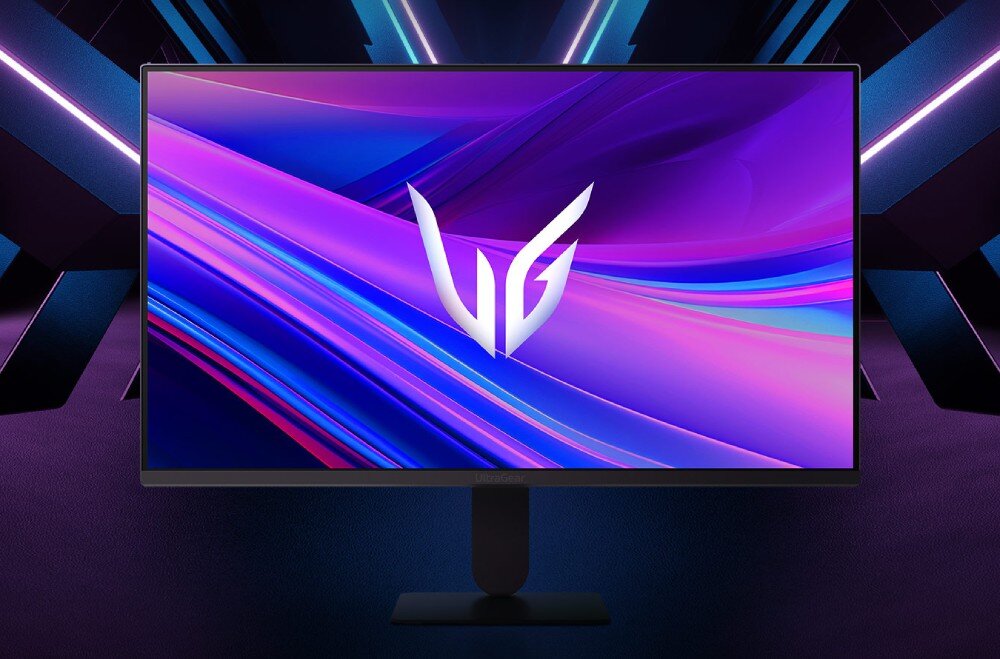 Monitor LG UltraGear 24G411A-B.AEU Front monitora z włączonym ekranem, na którym widnieje logo w kształcie stylizowanych liter UG na fioletowo niebieskim tle z grafiką abstrakcyjnych fal