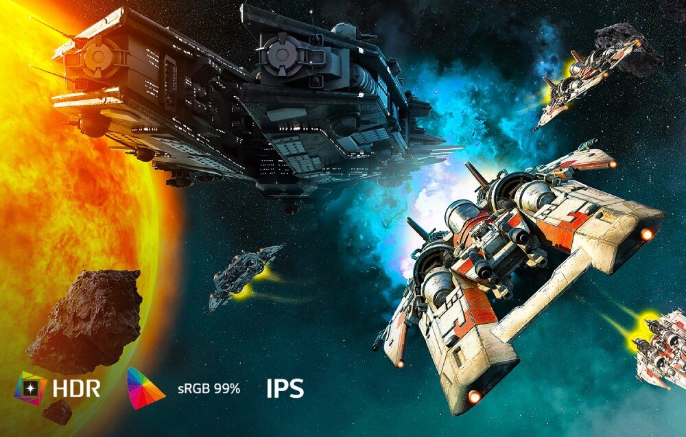 Monitor LG UltraGear 24G411A-B.AEU Grafika prezentująca bitwę statków kosmicznych w przestrzeni międzyplanetarnej obok dużej pomarańczowej planety z napisami HDR, sRGB 99% oraz IPS w dolnej części