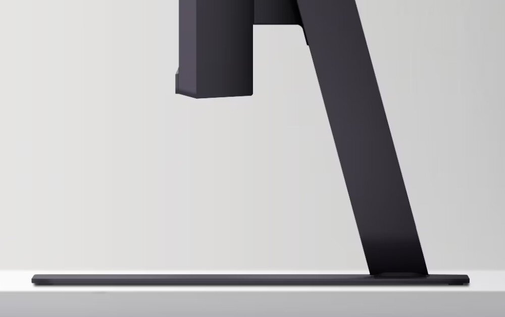 Monitor LG UltraGear 24G411A-B.AEU Zbliżenie z boku na czarną, płaską podstawę oraz nogę monitora o geometrycznym kształcie