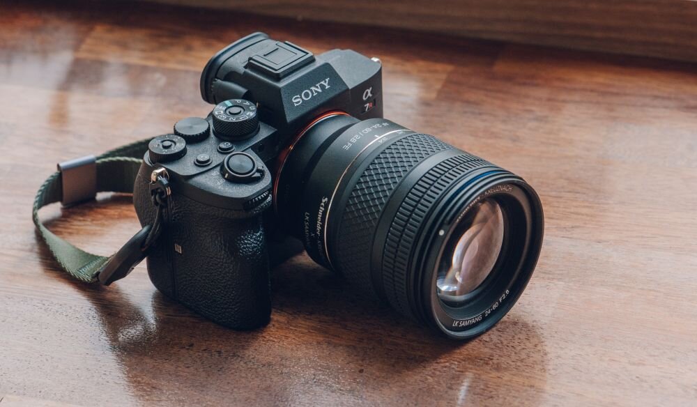 SAMYANG AF 24-60 mm f-2.8 lekka konstrukcja 494 g kompaktowy obiektyw podróżny