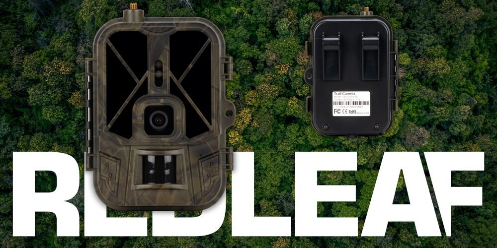 Na tle lasu widoczna jest fotopułapka w kolorze maskującym, z przodu i z tyłu. Na dole obrazu znajduje się duży napis \'REDLEAF\'.