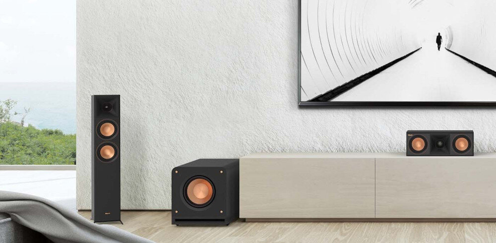 Subwoofer KLIPSCH RP-1000SW EUA wzmacniacz klasy D 300 W RMS 600 W maksymalna, subwoofer stojący obok komody w pomieszczeniu