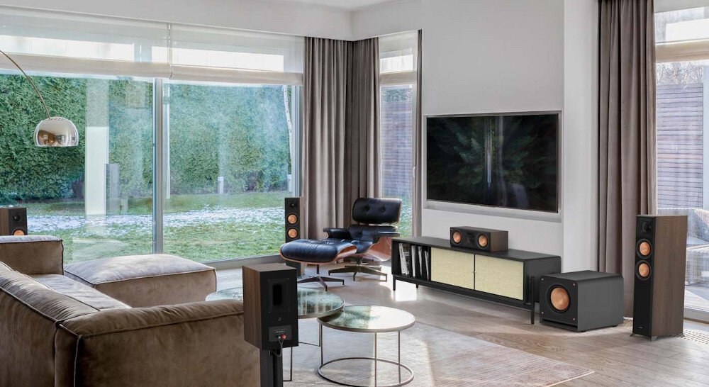 Subwoofer KLIPSCH RP-1400SW EUA przetwornik Cerametallic 14 cali niskie zniekształcenia, subwoofer stojący obok komody w pomieszczeniu