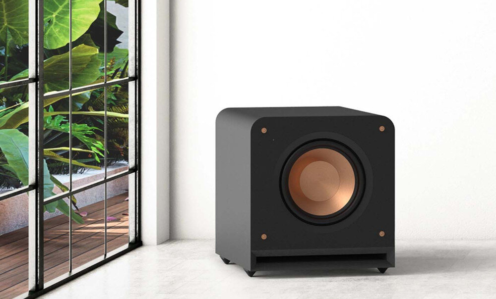 Subwoofer KLIPSCH RP-1200SW EUA aktywny kino domowe głęboki bas wysoka wydajność, subwoofer stojący na podłodze w pomieszczeniu