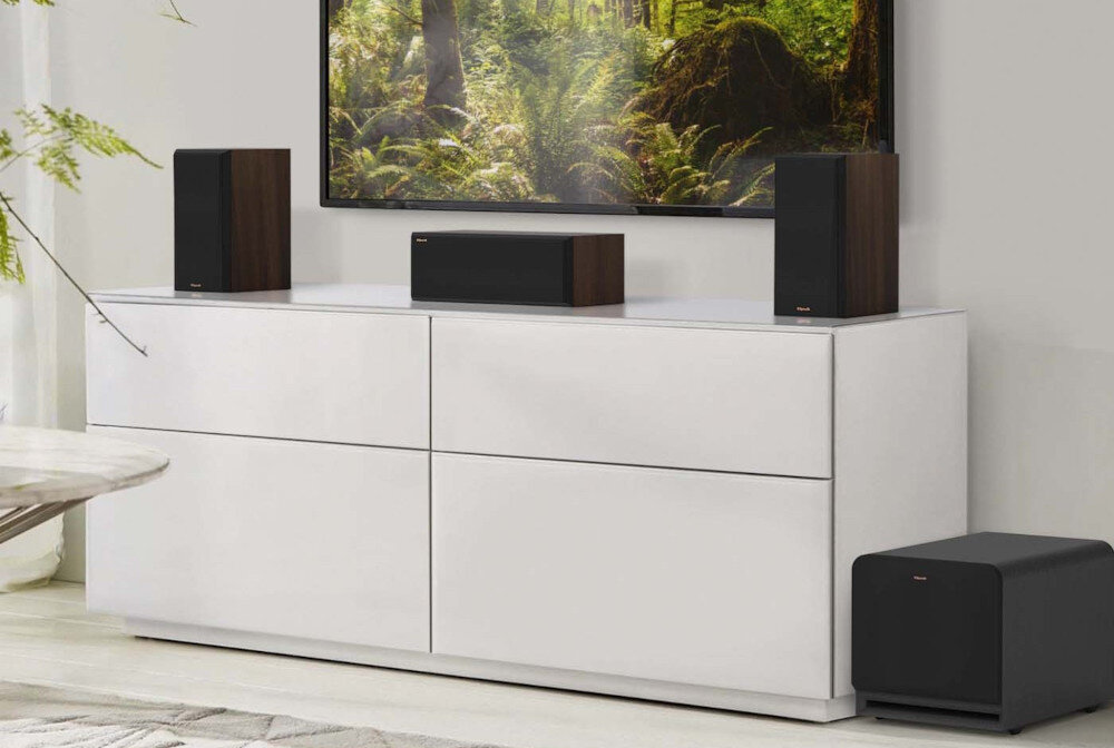 Subwoofer KLIPSCH RP-1200SW EUA zrównoważona wydajność aktywny bas kino domowe, subwoofer stojący obok komody w pomieszczeniu
