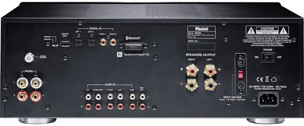 MAGNAT MA 900 wzmacniacz stereo w metalowej obudowie z aluminiowym panelem, dwuwierszowym wyświetlaczem, podświetleniem i pilotem, urządzenie na białym tle