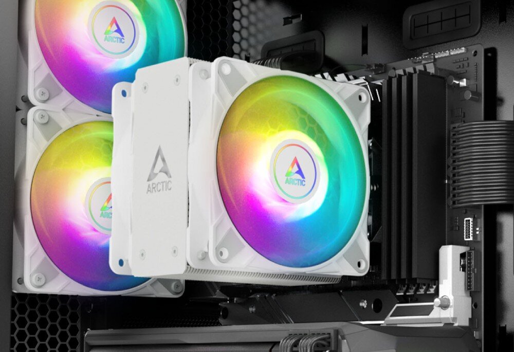 Komputer MAD DOG GeForce RTX5070 DLSS 4 Reflex Edition 2 KRUX-EXO-WH-A10WR32WH Chłodzenie procesora Arctic. Aluminiowe żebra radiatora widoczne za wentylatorami, obok podzespoły komputera, chłodzenie, temperatura, radiatory, podświetlenie