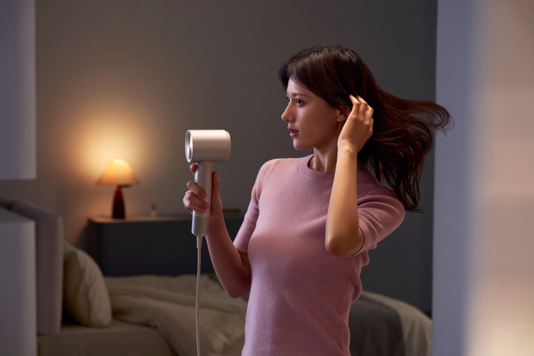 Suszarka LAIFEN Swift 4 Platynowa 1600 W zdjęcie lifestyle Komfort o każdej porze Poziom hałasu wynoszący 59 dB  Cicha praca