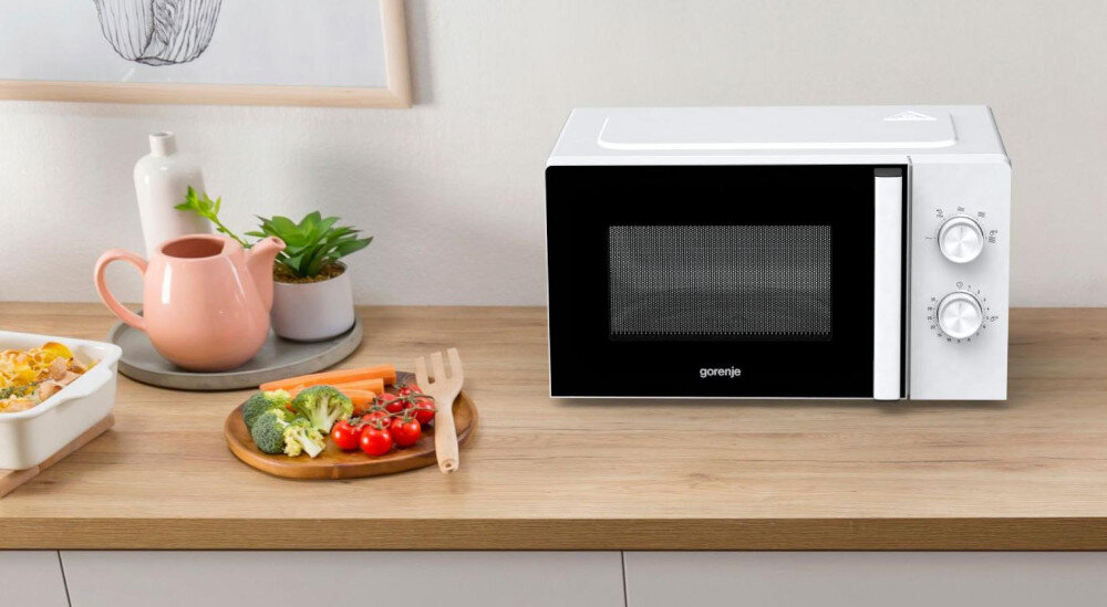 KUCHNIA MIKROFALOWA GORENJE MO20E1WH lifestyle blat kuchnia kuchenka biała front pokrętła akcesoria warzywa