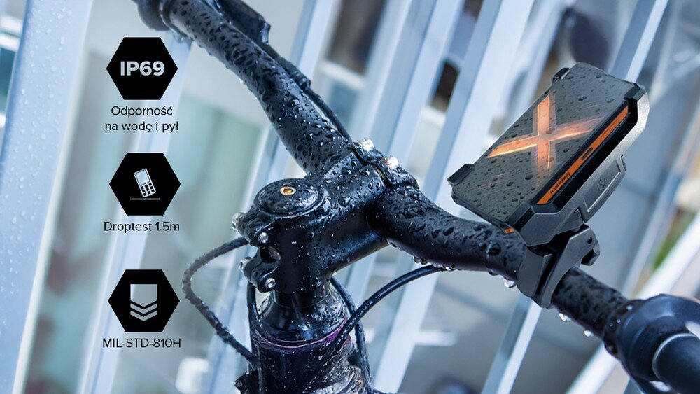 HAMMER ENERGY X2  smartfon w dłoni pod wodą; oznaczenia IP69, zdjęcia podwodne i norma MIL-STD-810H.