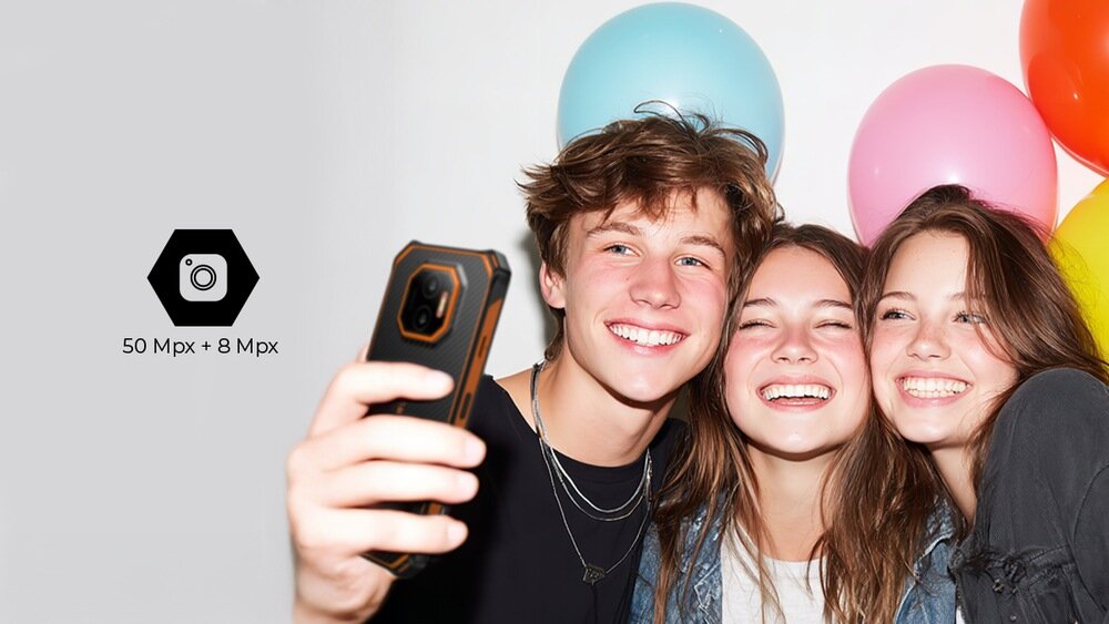 HAMMER ENERGY X2  mężczyzna robi zdjęcie akrobaty zimą; oznaczenia aparatów: 50 + 20 Mpx tył oraz 8 Mpx kamera przednia.