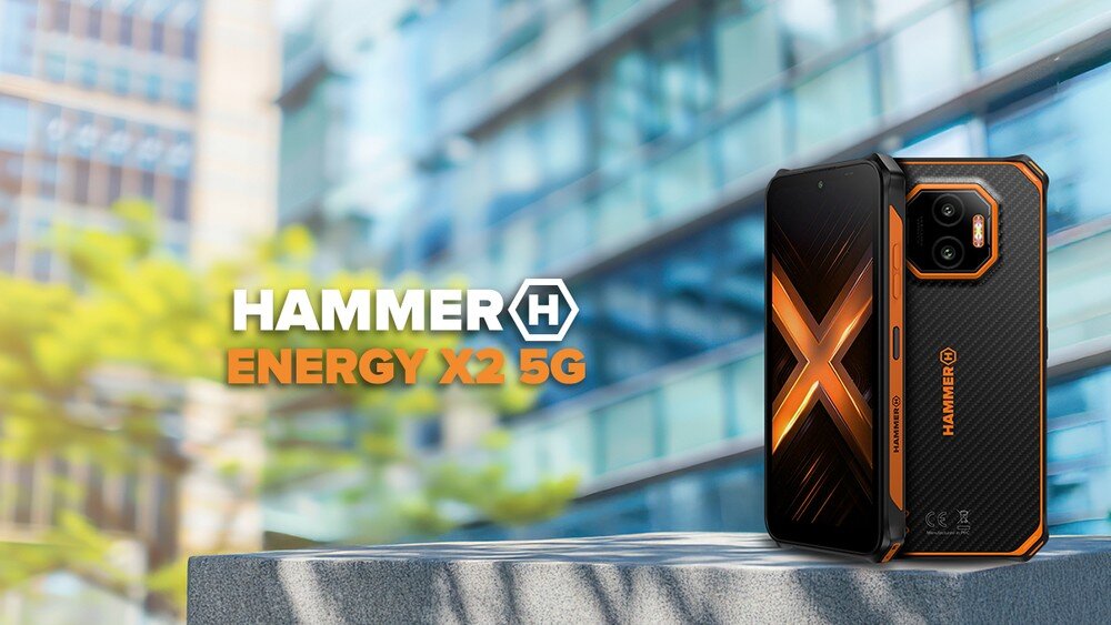 HAMMER ENERGY X2  - widok przodu i tyłu smartfona na tle miasta; ekran z motywem X, czarno-pomarańczowa obudowa, logo produktu obok.