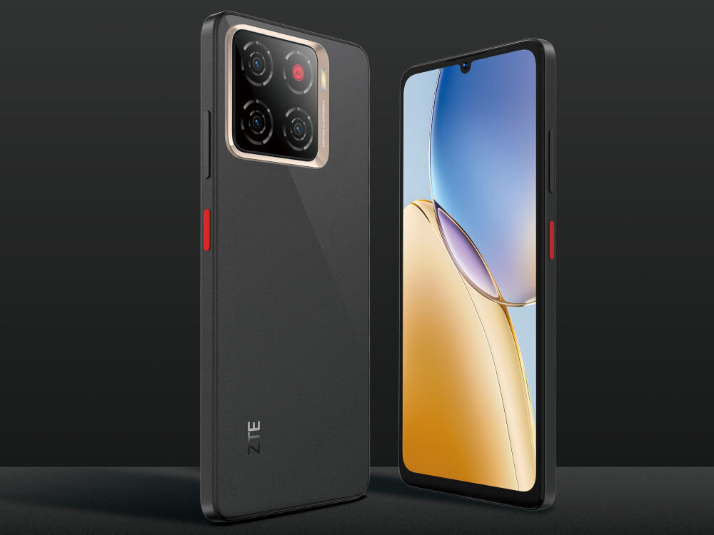 Smartfon ZTE Blade A56 4/128GB 6.75 90Hz Czarny Dwa smartfony ZTE w kolorze czarnym na ciemnoszarym tle. Jeden pokazany tyłem, z widocznym kwadratowym modułem czterech aparatów z miedzianymi akcentami i czerwonym przyciskiem z boku. Drugi pokazany przodem, z włączonym ekranem wyświetlającym abstrakcyjną tapetę.