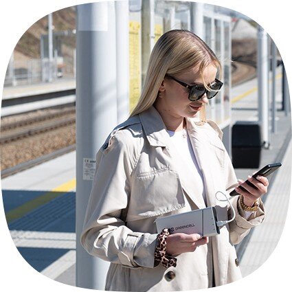 Obrazek pokazujący kobietę ładującą telefon przy użyciu PowerPlay Pro