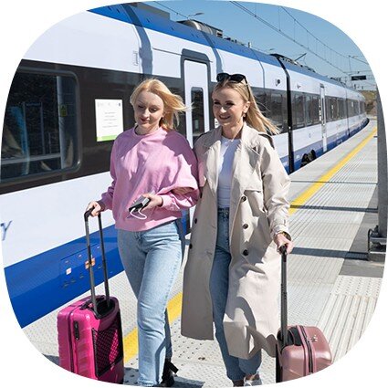 Obrazek przedstawiający kobiety wysiadające z pociągu, trzymające PowerPlay Pro