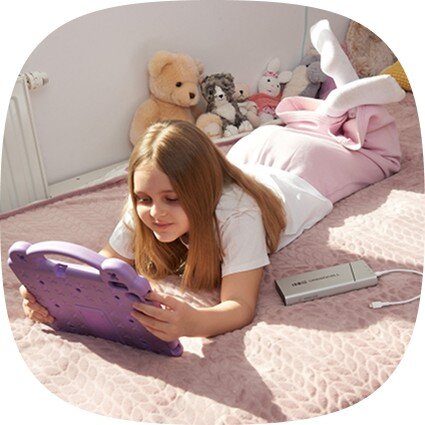 Obrazek przedstawia dziecko korzystające z tabletu, obok leży PowerPlay Pro