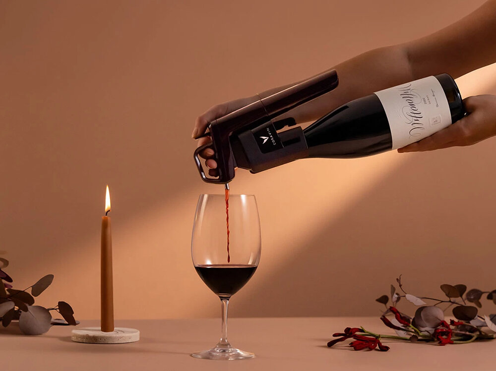 System do przechowywania wina CORAVIN Timeless Six Plus Hermitage Red Wszechstronność i ochrona 6 zakrętek Coravin zakręcanym zamknięciem Samouszczelniająca się silikonowa membrana 