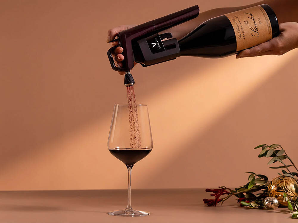 System do przechowywania wina CORAVIN Timeless Six Plus Hermitage Red bez konieczności otwierania butelki świeża przez wiele miesięcy, a nawet lat