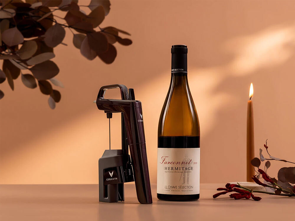 System do przechowywania wina CORAVIN Timeless Six Plus Hermitage Red Ekskluzywny design głębokim, szlachetnym kolorem wykończeniem na wysoki połysk