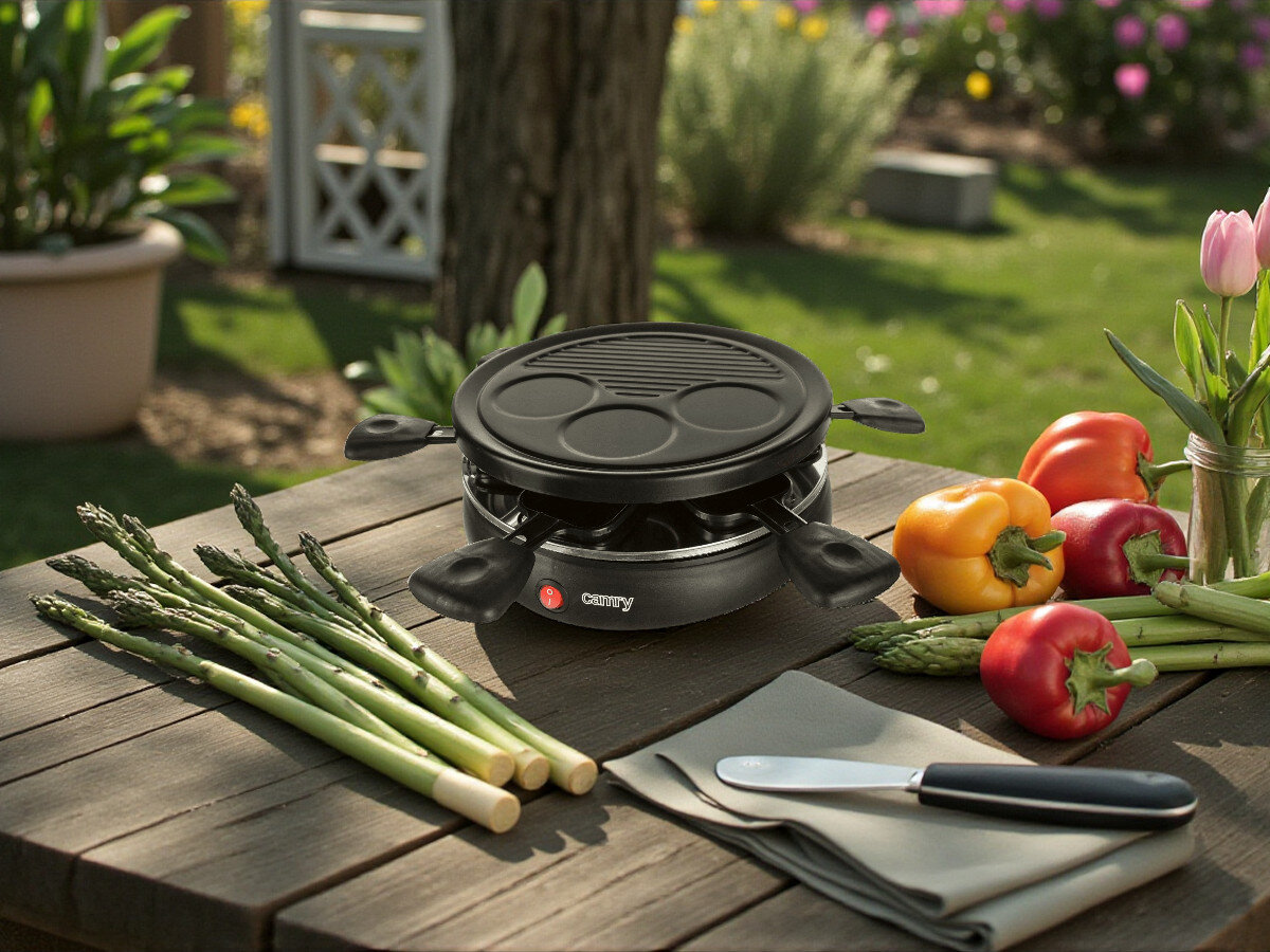 Grill elektryczny CAMRY CR 6606, grill, spotkania, smak, dom, Raclette Camry na stole w ogrodzie z warzywami