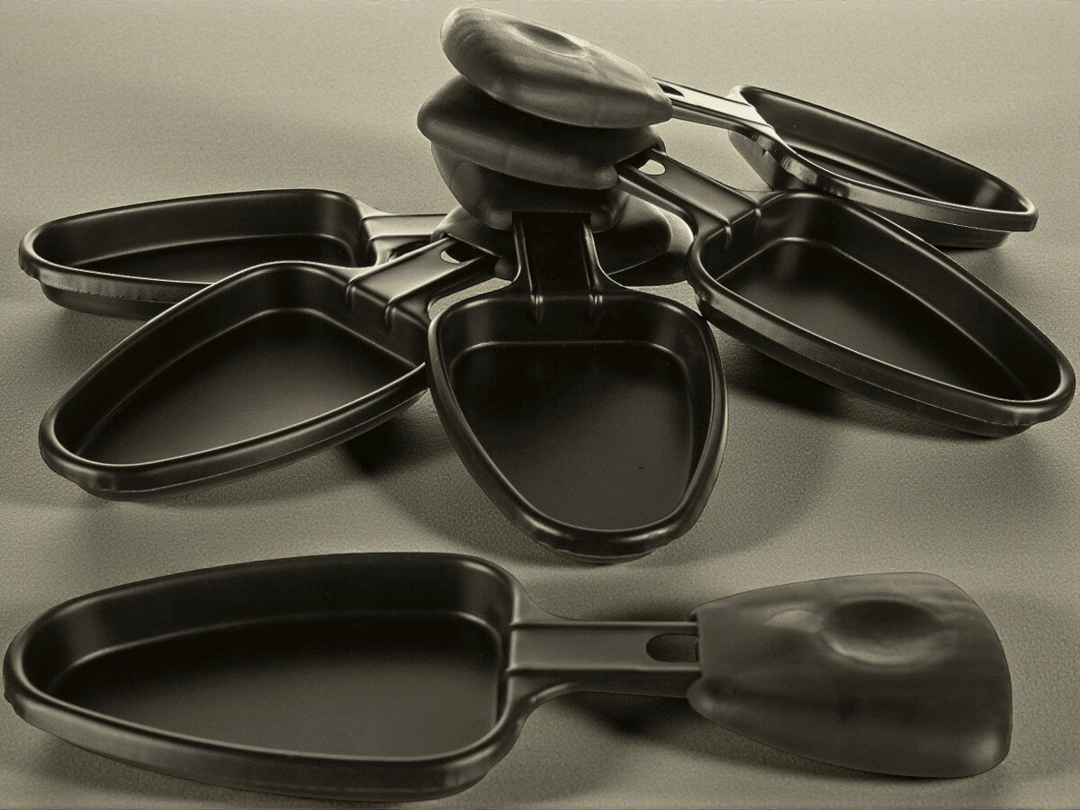 Grill elektryczny CAMRY CR 6606, dwie strefy, sery, mięso, warzywa, Zbliżenie na komplet patelenek do raclette