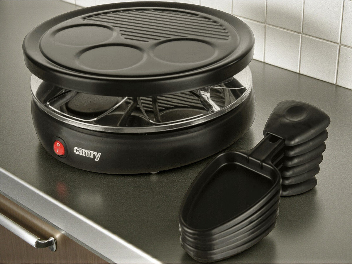 Grill elektryczny CAMRY CR 6606, patelnie, uchwyty, porcja, ser, Raclette Camry na kuchennym blacie z łopatkami