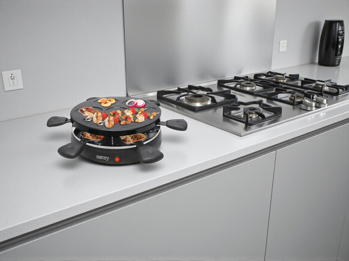 Grill elektryczny CAMRY CR 6606, nieprzywierająca, płyta, czyszczenie, tłuszcz, Raclette Camry z grillowanymi przekąskami w kuchni