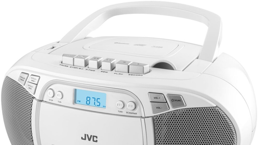Biały radioodtwarzacz z wyświetlaczem pokazującym częstotliwość FM 87.5. Na obudowie widoczne są przyciski sterujące oraz logo JVC.
