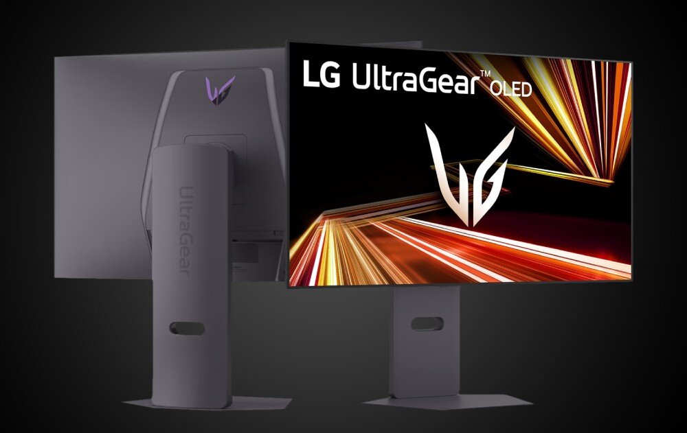 Monitor LG UltraGear 32GX870A-B Monitor ukazany z dwóch perspektyw, z lewej strony widoczny jest tył urządzenia z pionową podstawą, a z prawej przód z logo na ekranie