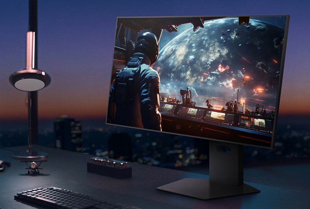 Monitor LG UltraGear 32GX870A-B Monitor stojący na biurku w ciemnym pomieszczeniu, wyświetlający na ekranie widok z kokpitu statku kosmicznego patrzącego na planetę