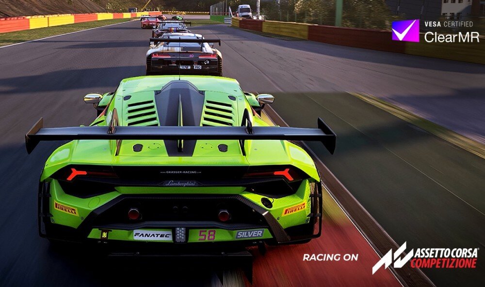 Monitor LG UltraGear 32GX870A-B Scena z gry wyścigowej przedstawiająca tył zielonego samochodu sportowego na torze z logo 'VESA Certified ClearMR' w rogu