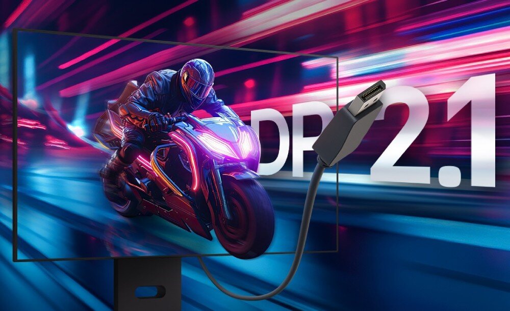 Monitor LG UltraGear 32GX870A-B Grafika przedstawiająca monitor wyświetlający dynamiczną scenę wyścigu motocyklowego z unoszącą się przed nim końcówką kabla oznaczoną napisem 'DP 2.1'