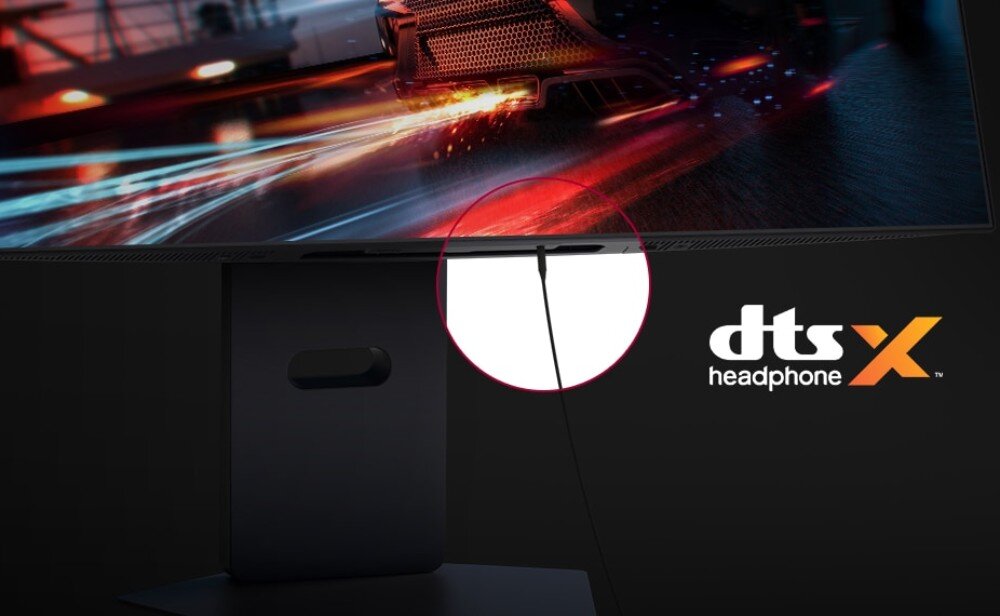 Monitor LG UltraGear 32GX870A-B Zbliżenie na tył monitora z fioletowym logo oraz powiększony fragment dolnej krawędzi z podłączonym kablem słuchawkowym i logo 'dts Headphone X'