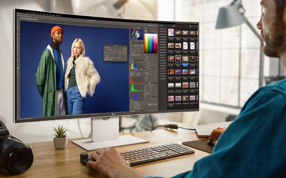Monitor LG UltraFine 40U990A-W Mężczyzna siedzący przy biurku edytujący na monitorze zdjęcie dwojga modeli w studiu fotograficznym, matryca, kontrast, odwzorowanie barw