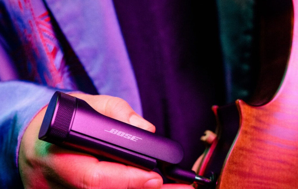 Power Audio BOSE S1 Pro+ bezprzewodowe podłączenie mikrofon instrument plug and play, osoba trzymająca w ręku nadajnik