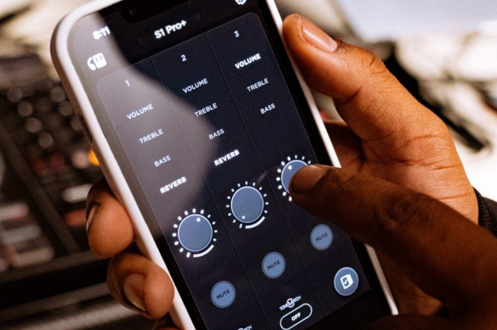 Power Audio BOSE S1 Pro+ aplikacja Bose Music sterowanie Bluetooth ustawienia, osoba trzymająca w ręku smartfon z otworzoną aplikacją BOSE