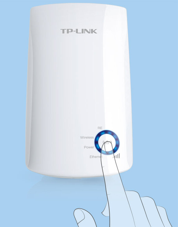 Biały wzmacniacz sieci TP-LINK z widocznym logo, posiada przycisk z niebieskim podświetleniem oraz oznaczenia: RE, Wireless, Power, Ethernet. Na obrazie widać narysowaną dłoń wskazującą na przycisk.