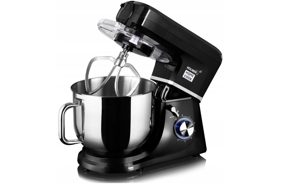 Czarny robot kuchenny z metalową misą i mieszadłem, na obudowie widoczne logo \'KOLIBER HOME COOK\'.