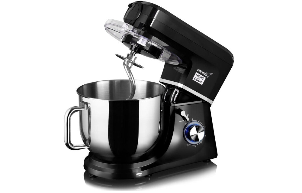 Czarny robot kuchenny z metalową misą i hakiem do mieszania. Na obudowie widoczne jest logo \'KOLIBER HOME COOK\'.
