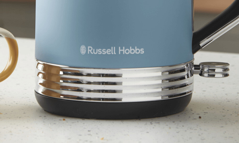 Czajnik RUSSELL HOBBS 28641-70 Hanley Niebieski Obrotowa podstawa Podstawa 360° z dowolnej strony schowek na przewód  porządek