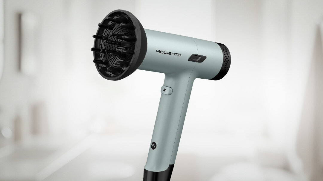 Suszarka do włosów ROWENTA HY7120 z zamontowanym dyfuzorem.