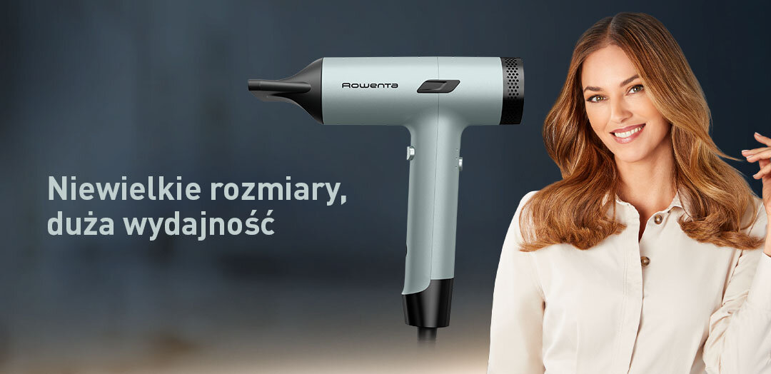 Na obrazie widoczna jest suszarka do włosów z logo \'Rowenta\' oraz napis \'Niewielkie rozmiary, duża wydajność\'. Obok suszarki stoi uśmiechnięta kobieta w jasnej koszuli.